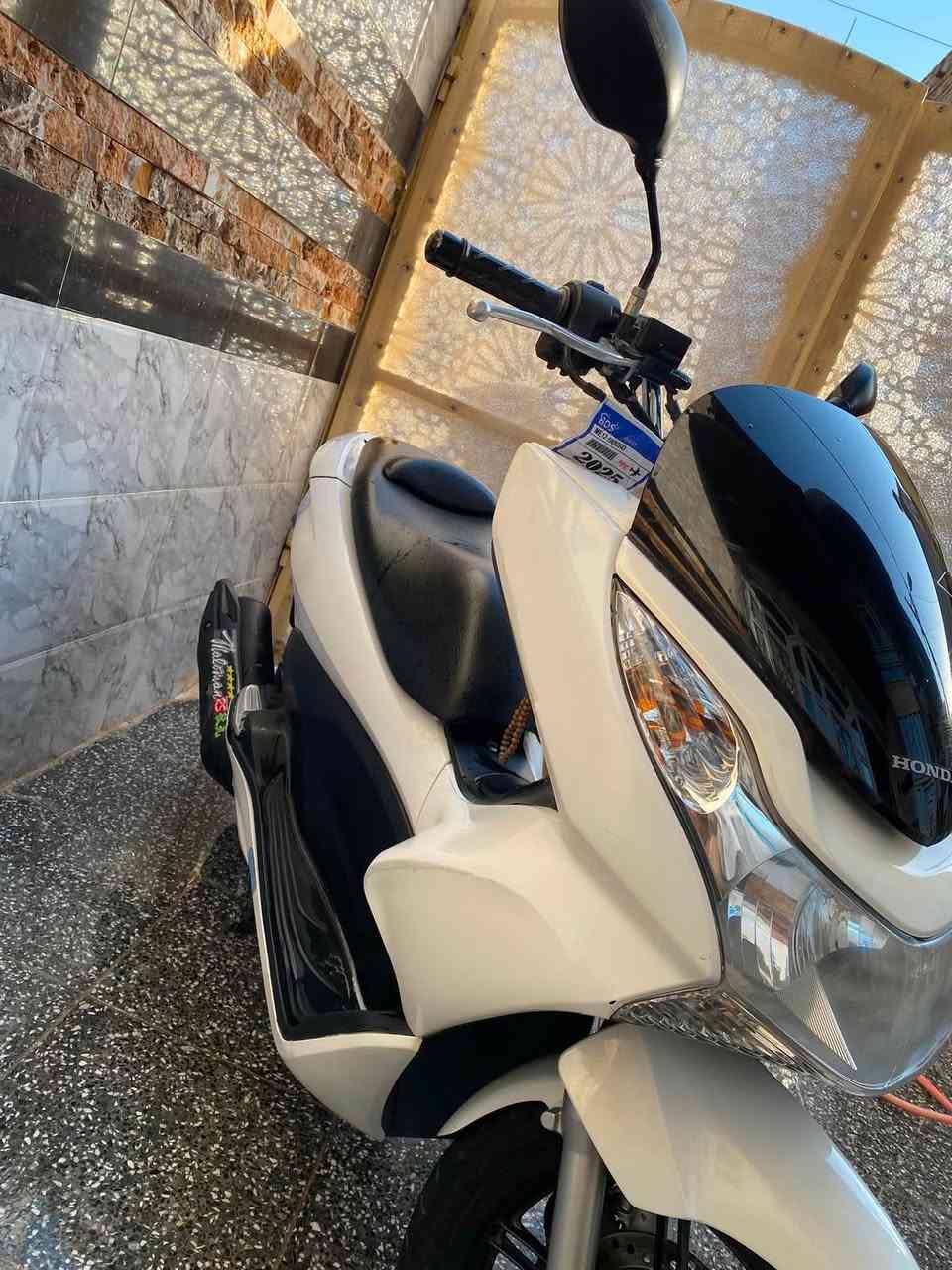 للبيع بي سي اكس جيل اول ياباني
موديل 16محرك 150 
ماشية 31 حساس زدحام حرف A
وستان كهربائي دراجة جديدة رمبة
 السعر مليون ٩٥٠ ***********بغداد مدينه صدر
