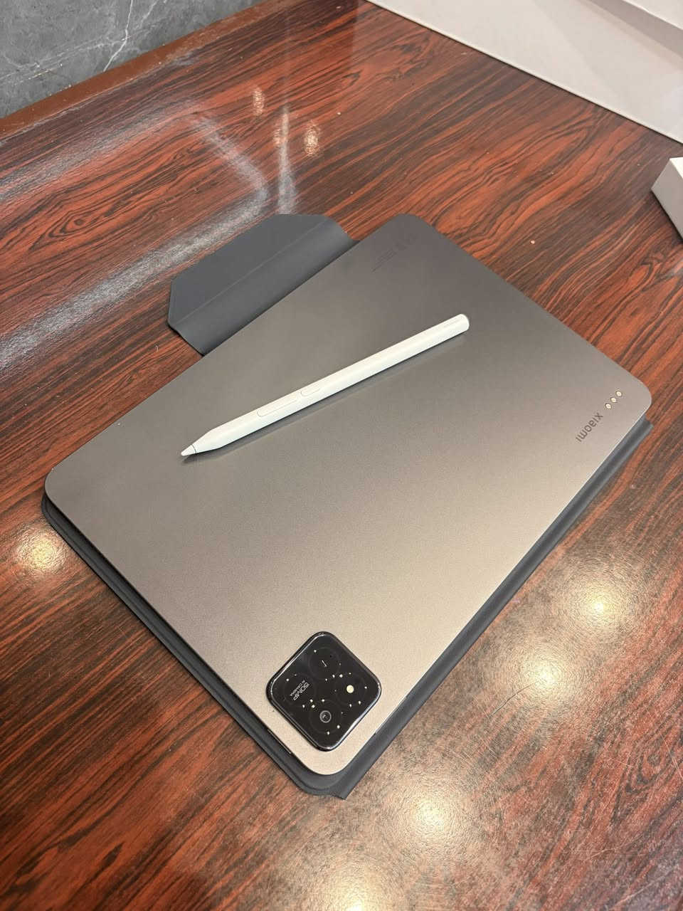 السلام عليكم
للبيع فقط: Xiaomi Pad 7 Pro (النسخة القوية) 🚀

الجهاز بحالة (ممتازة)، صنف كواحد من أقوى الأجهزة اللوحية للألعاب والعمل الثقيل.

📋 المواصفات التقنية:
• المعالج: Snapdragon 8s Gen 3 (أداء جبار وسريع جداً).
• الرام (RAM): (12+8) جيجابايت.
• الذاكرة الداخلية: (512+16) جيجابايت.
• الشاشة: قياس 11.2 إنش بدقة 3.1K (((بيبر مات)))
• التردد: 144Hz (سلاسة فائقة في التصفح والألعاب).
• البطارية: 8850 مللي أمبير تدعم الشحن السريع بقوة 67W.
• النظام: واجهة شاومي الجديدة HyperOS.

✅ ملاحظات:
• الجهاز نظيف جداً وخالي من أي خدوش.
• ملحقاته: (الشاحن الأصلي + الكرتونة + كفر اصلي + قلم شاومي focus pen).
• السعر: [625 الف] (بي مجال بسيط كلش).
📍 الموقع: [بغداد الكرخ]
📞 للتواصل: [***********] أو خاص.
