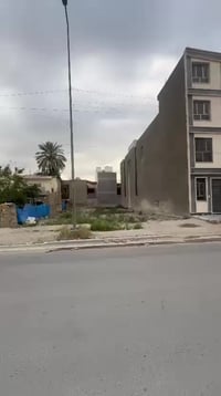 قطعه ارض لبيع اليرموك مقابيل السجه واجهه ٥وربع نزال ٣٢ تجاري سكني مساح...