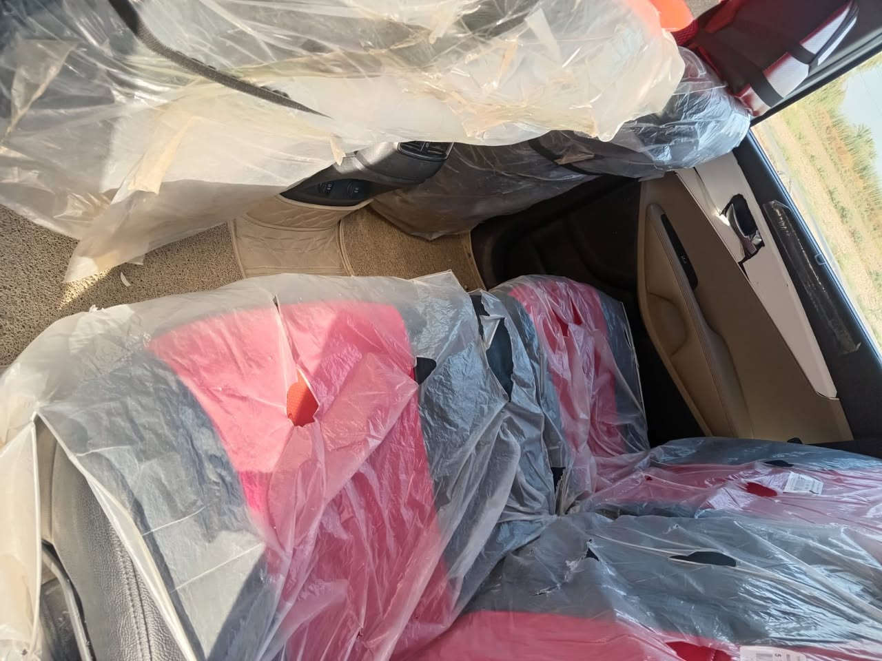 السلام عليكم ورحمة الله وبركاته 
سورنتو موديل 2018 خليجي فول مواصفات الفول معروف مواصفاته ميحتاج اذكر تفاصيل 
6سلندر 7 راكب  رقم بغداد 
مكفوله ماعدا شخوط موضحه بالصوره مع رصعات بسيطه 
السعر المطلوب 235$
وبيه مجال بسيط 
التواصل ع الارقام التاليه 
***********
***********
