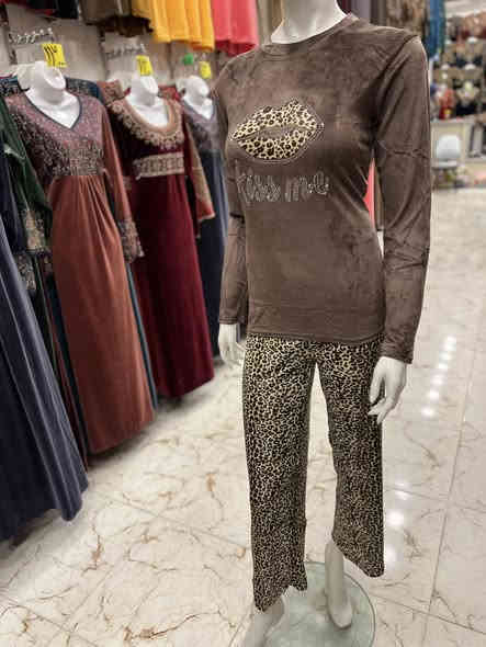 تراك  نسائي فول ليكرا 
خامه ممتازه 👌
يلبس وزن من50إلى 90كيلو 
سعر الجمله 12 قطعه (75 )الف
سعر المفرد (8)الف 
يوجد توصيل داخل الموصل 🚚 
(واتساب )***********
