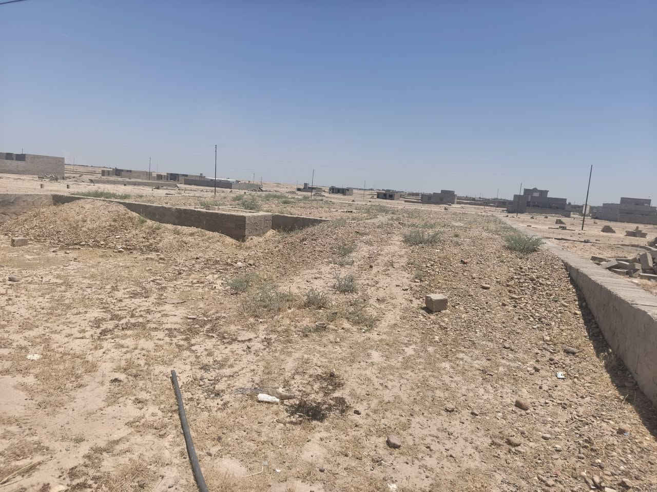 بناء وخريطة درجة اولى
يحتوي على حديقة وكراج ومطبخ حار وبارد وهول واستقبال
وبالوسط صالة داخلية ودرج ومنور حول نص البيت
 ومجمع صحيات ومنور ثاني  وغرف نوم عدد 2

موقع القطعة تكريت الشهامة الجديدة طريق المحزم 

للاستتفسار ***********
