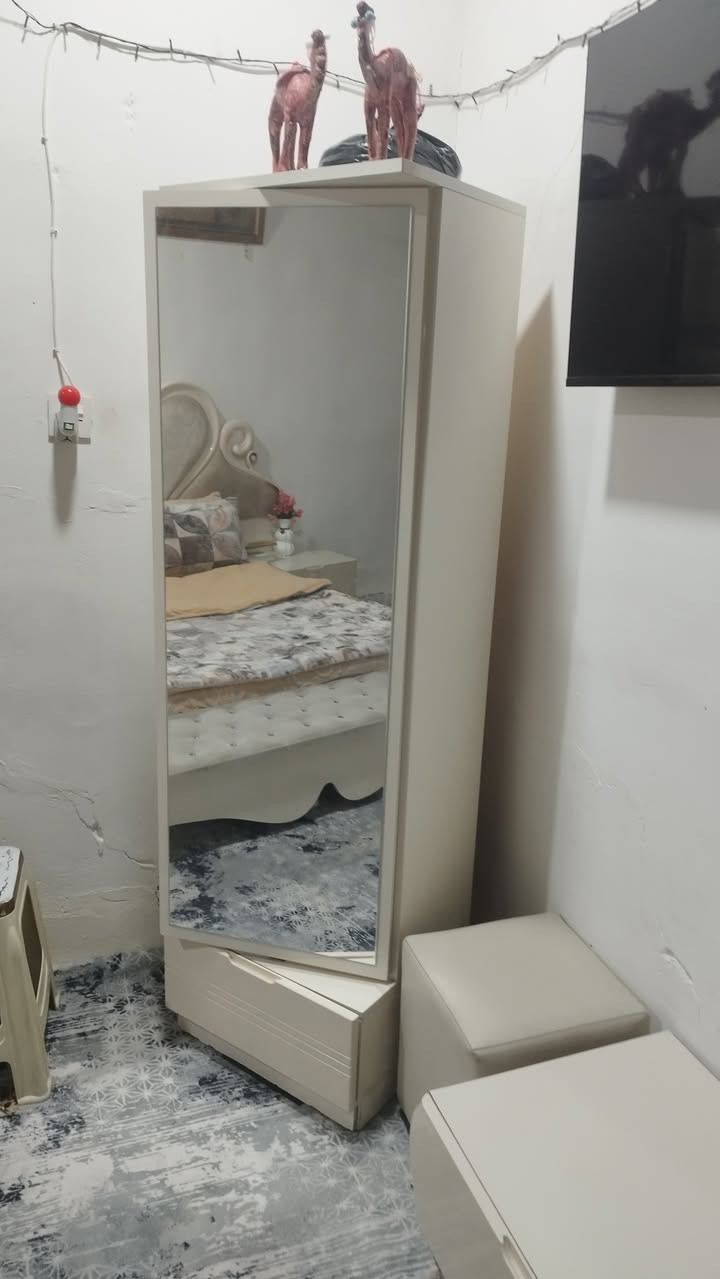 سلام عليكم غرفت نوم حيل نضيف قليل مستخدم القنصور سلايت شي مرتب ونضيف السعر600وبي مجال التواصل عل وتساب أو عل خاص***********
