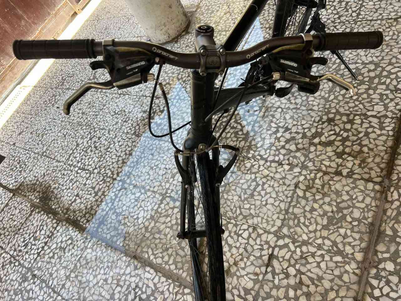 دراجةهوائيه هي Centurion Crossline 30 Rigid (30R) باللون الأسود المطفأ (Matte Black). وهي دراجة هجين (Hybrid Bike) مميزة تجمع بين كفاءة دراجات الطريق ومتانة دراجات المدينة مصنوع من الالمنيوم 
حجم28
نظيفه جدآ
السعر 85
الرقم***********
