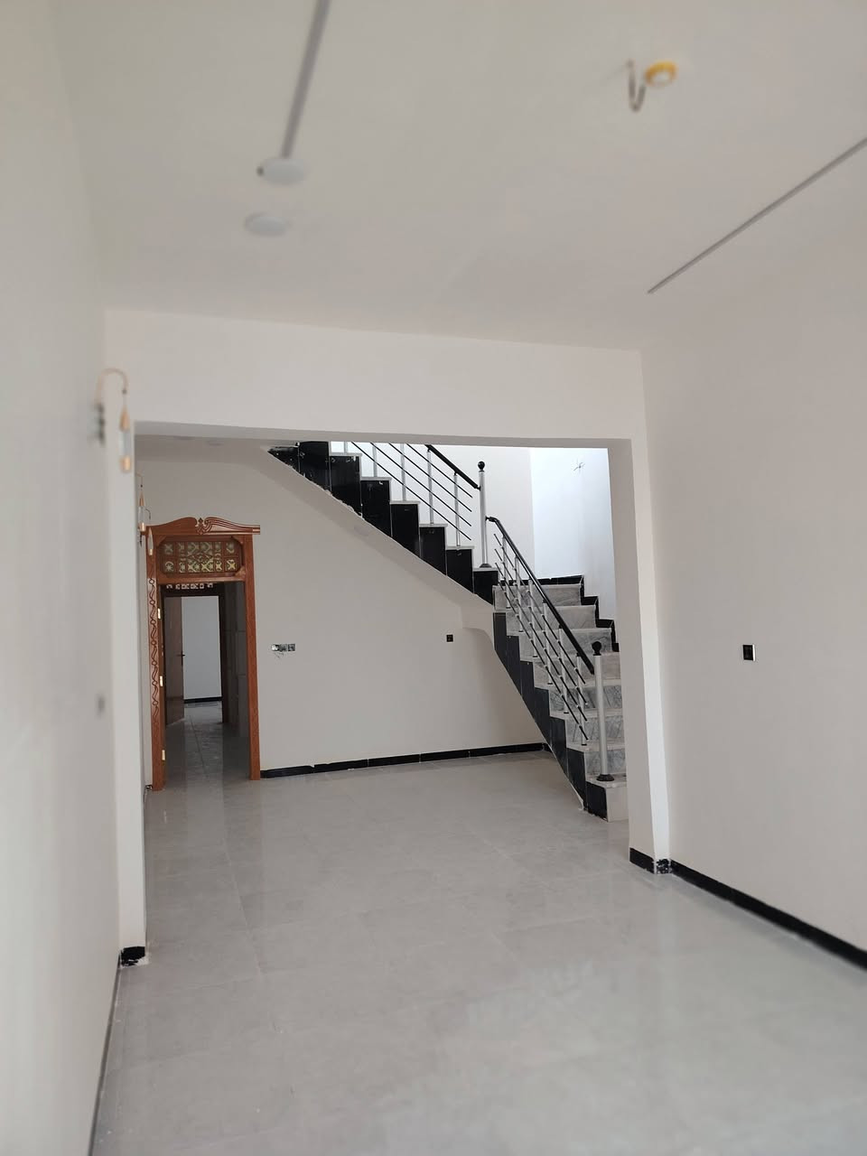 بيت للبيع 100بناء جديد درجة اولى حي النداء قريب شارع المجمعات طابق واحد سعر 75ت***********
