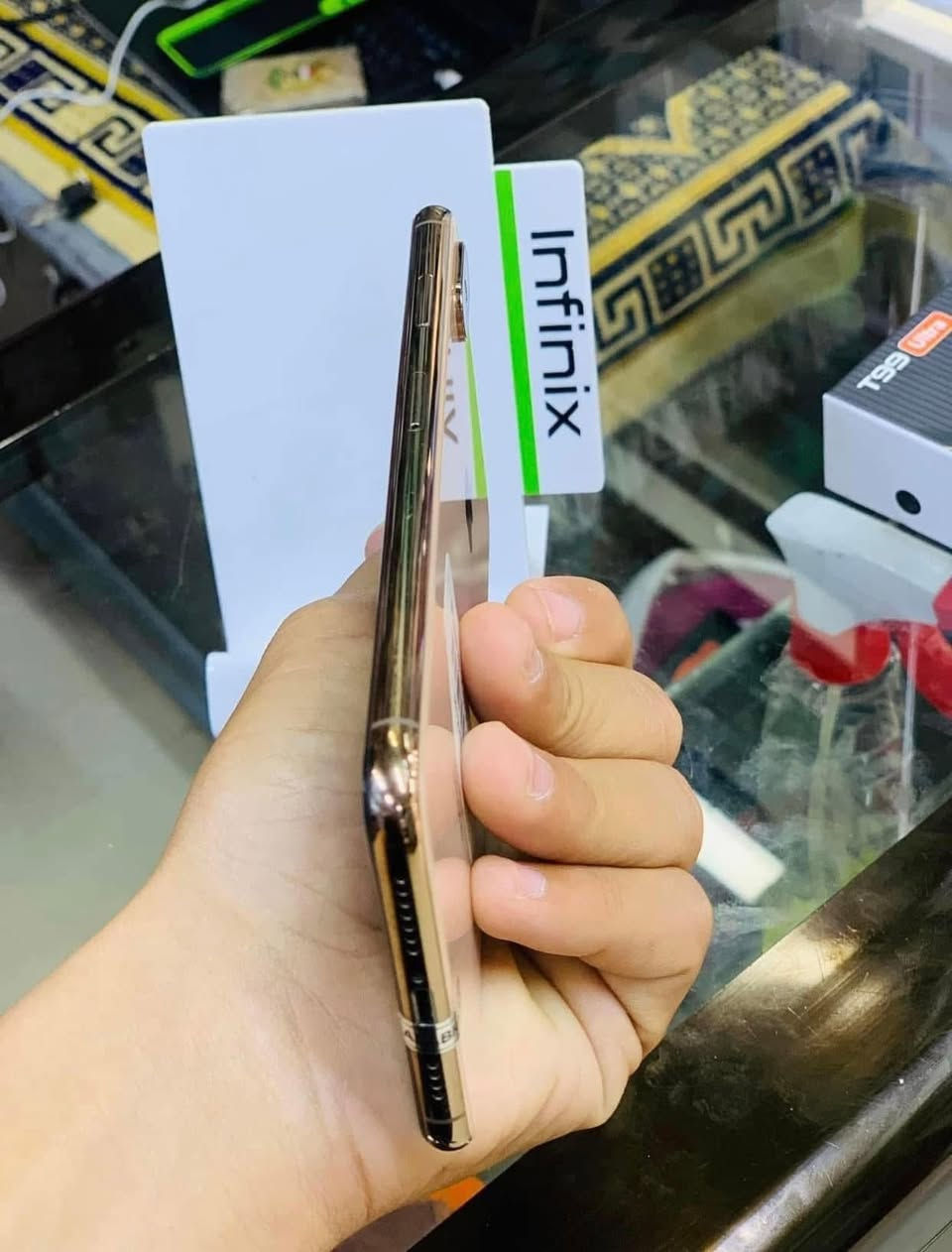 اكس ماكس
ذاكرة 256 بطارية 80 

جهاز جديد شخط مآبي 

فقط فيس أيدي متوقف 

جهاز كله شغال مامبدل بي شي 

السعر خاص 

مكاني تكريت 

***********
