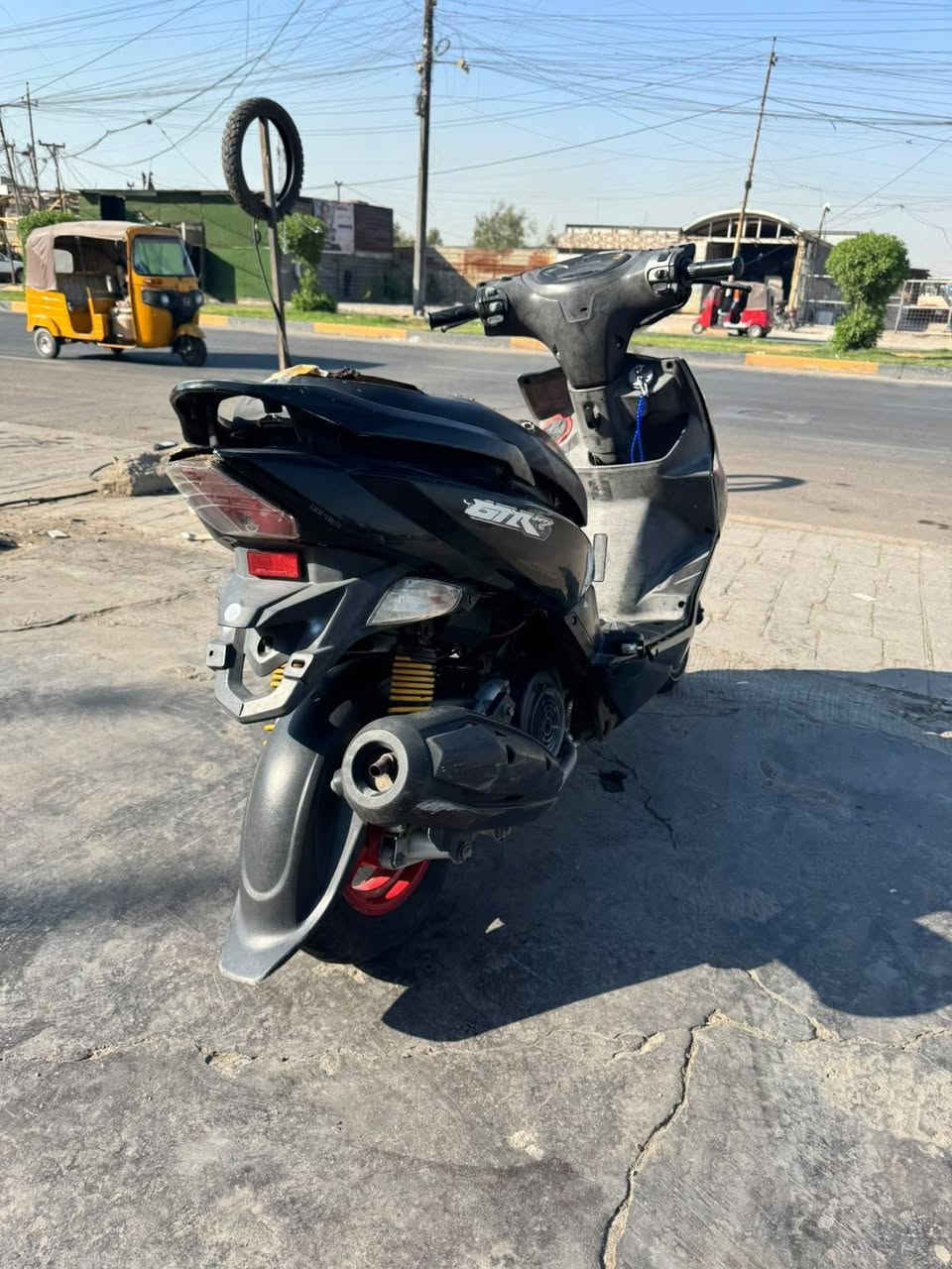 السلام عليكم جي تي آر رادلها ترتيب بسيط مكينه مكفوله برغي مامفتوح بيها كلها شغاله دراجه ماشيه ٨٠ وكلشي بيها شغال سعرها 600 قفل مكاني حي أور بغداد رقمي *********** مستعجل والله مكينه تخبل
