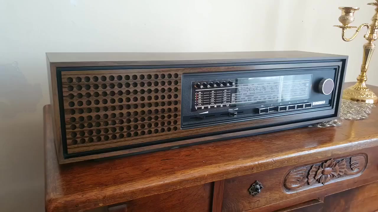 الرادیوو تراسستر وزین ثقیل 
ماركة كروندك 
صنع آامانیة FM108 SW MW LW
کامل ساج ٩٥٪ نظیف


**إذا كنت صاحب هذا الإعلان وتريد حذفه لأي سبب، رجاءا أرسل رسالة إلى الدعم الفني**