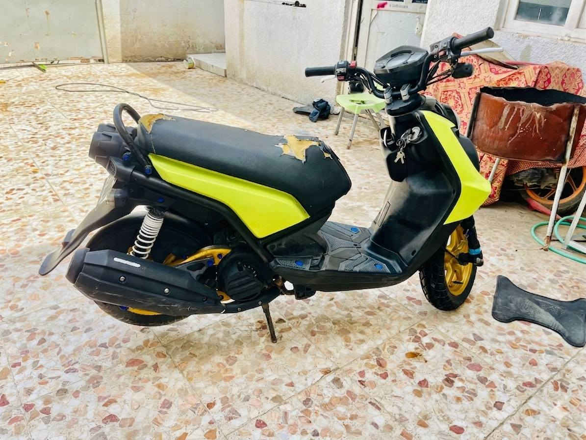 ((الدراجه مغلفه لونه الاصلي ابيض )) سكنز جبلي نوزل بلادي برغي ممفتوح بيه لا خربطه لا تئخير وكله على البلاد دهن كله موتل وبانزين محسن ما نقصه برغي المكان حله السعر مليون ***********
