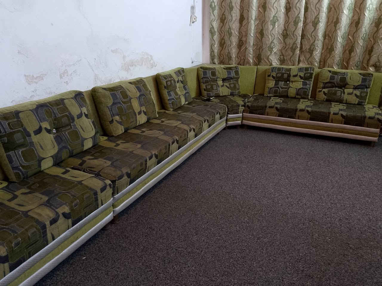طخم خمس قطع مع 9 مخاد تقريباً 7أمتار
بس يحتاج تقوية رجلين 
سعر 250 بي مجال
تواصل على واتساب ***********
