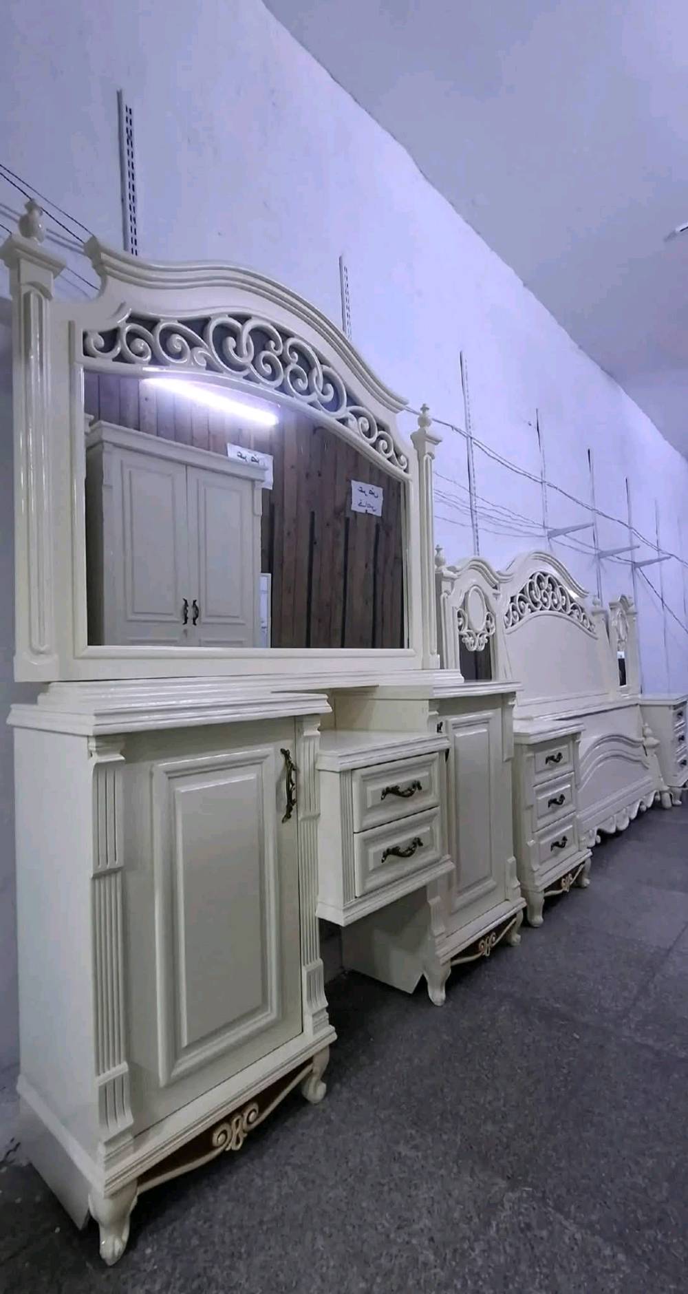 غرفة نوم حديثة من درجة ممتازة 
صبغ درجة أولى 
عنوان صالحية مقابل وزارة عدل 
شد ونقل مجاني لجميع محافظات 
هل توجد أي عيوب أو تلف في القطع؟: 
لا يوجد
وين موقعك في العراق للتوصيل أو المعاينة؟: 
بغداد الصالحيه 
هل يتوفر توصيل وتركيب داخل المدينة؟: 
نعم
هل السعر قابل للتفاوض؟: 
نعم