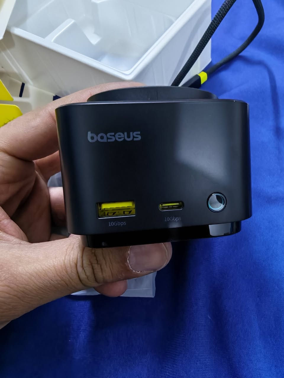 هذا المنتج هو قاعدة شحن باسيوس المغناطيسية اللاسلكية 9 في 1 (Baseus MagPro Series 9-in-1 Wireless Charging Dock).
يتميز بشاحن لاسلكي مغناطيسي بقدرة 15 واط متوافق مع تقنية MagSafe.
يعمل كقاعدة توصيل (Docking Station) مع منافذ متعددة، بما في ذلك HDMI بدقة 4K.
يوفر شحناً سريعاً للأجهزة مثل الهواتف وأجهزة الكمبيوتر المحمولة.
يأتي بتصميم مدمج وسهل الاستخدام.
أول تم 60


**إذا كنت صاحب هذا الإعلان وتريد حذفه لأي سبب، رجاءا أرسل رسالة إلى الدعم الفني**