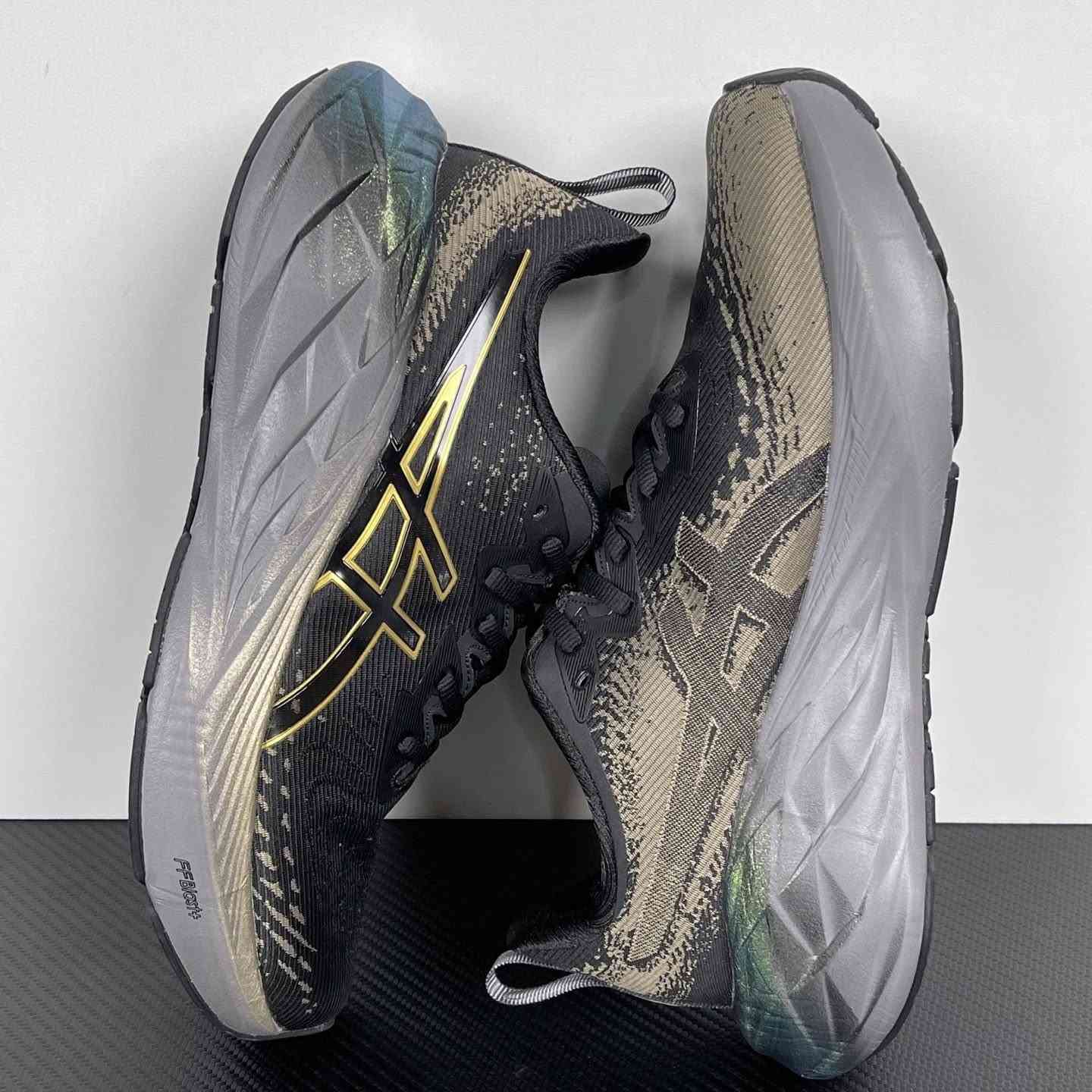 حذاء ASICS Novablast 4 Platinum باللون الأسود والذهبي الشامباني.
قياس.45
طول القدم28.5
السعر65 مكاني بغداد 
***********
