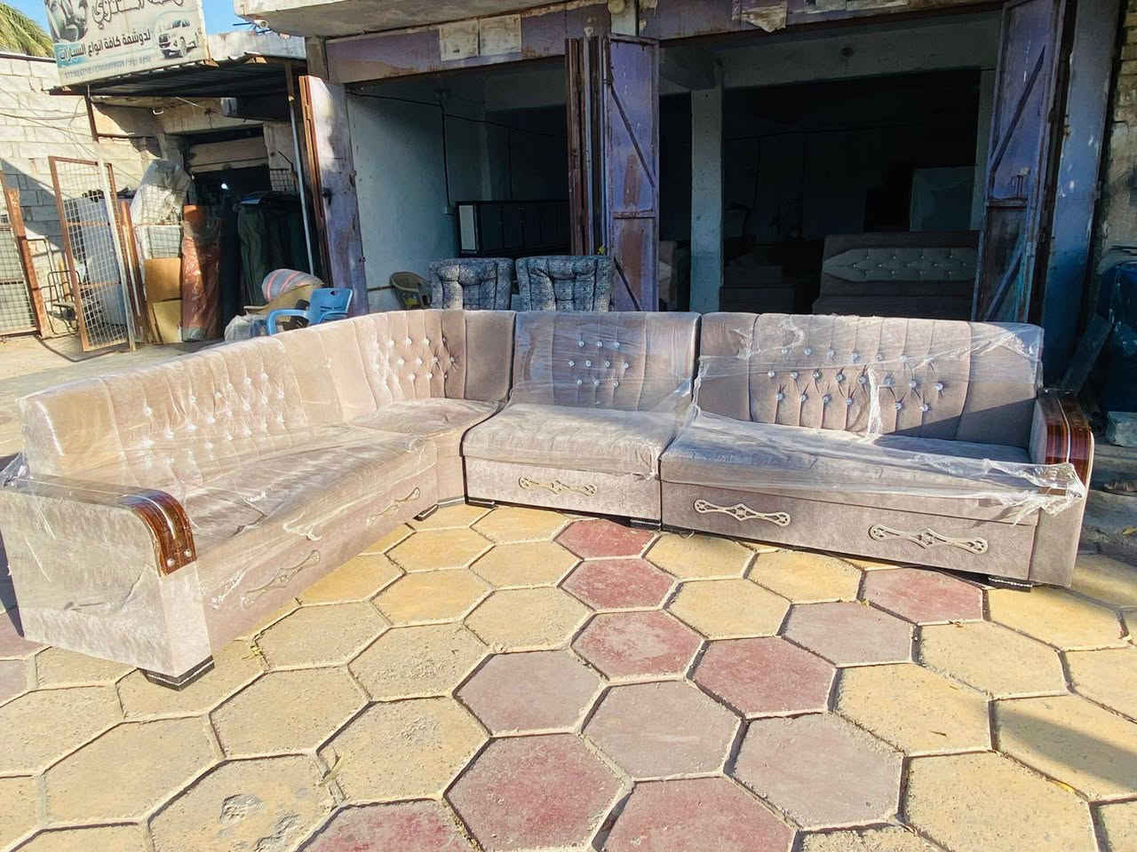 معرض بلدروز للاثاث ديوان ٩ مقاعد بسعر مناسب موقع شارع العام مجاور فرع بيت بكتاش 
@الجميع  ‏‪***********‬‏
