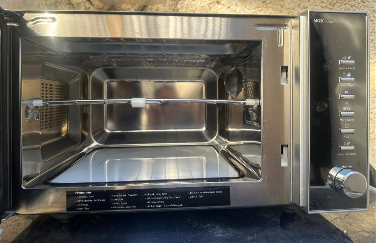 هذا هو فرن ميكروويف Caso Design MG 20 Ceramic menu المصنوع في ألمانيا بقدرة 800 واط ومزود بشواية بقدرة 1000 واط.يتميز الجهاز بسعة 20 لترًا وقاعدة سيراميكية مبتكرة، مما يلغي الحاجة إلى طبق دوار ويوفر مساحة أكبر بنسبة 60%.يحتوي على 13 برنامج طهي تلقائي وشاشة رقمية، بالإضافة إلى تصميم داخلي من الفولاذ المقاوم للصدأ لسهولة التنظيف.تتضمن الشواية عناصر كوارتز لطهي متساوٍ وسريع، وتعمل الشواية والميكروويف بشكل منفصل أو مشترك.


**إذا كنت صاحب هذا الإعلان وتريد حذفه لأي سبب، رجاءا أرسل رسالة إلى الدعم الفني**