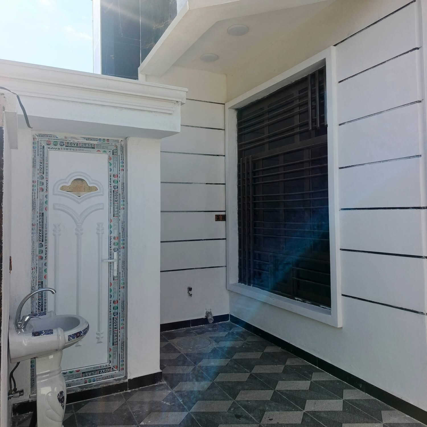 يعلن مكتب الجزاع للعقار 

عن دار اللايجار المساحة 150 متر طابقين ☑️

يتكون الطابق الأول غرفه نوم صاله حمام ☑️ 

مبطخ ستقبال مناور عدد ٢ صحيات كيزر ماء

 ☑️ 

والطابق الثاني متكون من غرفتين نوم 💯

صاله حمام بلكونه ☑️

الدار بعده جديد محد ساكن بي 💯 

ملاحظة..... عندك فقط نقص الارضية مال قاط الثاني 💯

_____________________________

موقع الدار الأنبار الفلوجه حي الجيغيفي الثانيه قرب أسواق جنه

💯💯☑️

أي ستفسار الاتصال على الأرقام التاليه 💯☑️
***********
