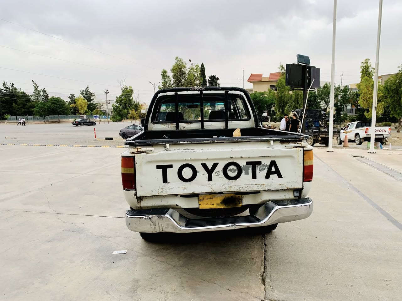 بــەناوی خـــــــــودا
تیۆتا یابانی مۆدێل  ٩٩
ئاڕمێ پلاستیكی سلێمانی بە شەرتی ئەوەلیاتوو غرامە
گێڕومەكینەو ئەكسلوو شانسی بە شەرت دەبڵ ئەكسلی لە شوینی خۆیدا ئیش دەكا سوكو قورسی تەبریدی ساردوو گەرمی ئیش دەكا 
بۆیاخیشی زۆۆر كەمە شایەنی باس نیە 
سەیارەكە بی تەقەو ڕەقەیە 
سەیارەی ماڵە هی مەعرەز نیە ماڵی دۆستە
نرخی ٤٩ گەلا مەعامەلەیەكی زۆۆر كەم لە سلێمانیە 
ژم    ***********
***********
