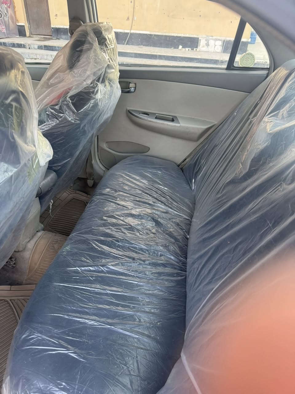 سلام عليكم بيوايدي جي اثري  اوتو  موديل ١٣ رقم بغداد إنكليزي هزة جديده كير مكينه مكفولات حداديه جيده تبريد جاهز مواصفاتها فتحه سقف تحكم ستيرن بصمه تشغيل جاهزه 
 مكان السياره بغداد حي الجهاد رقم الهاتف *********** 
السعر ٥٧ $
