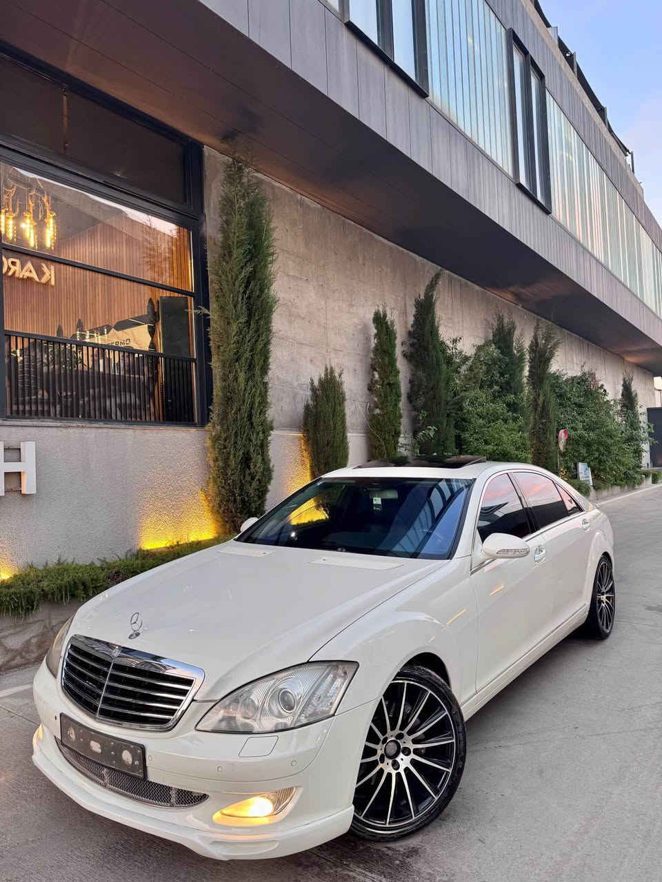 بەناوی خودای میهرەبان . مێرسیدس-بێنز S550 (2009). AMG V8 توین تۆربۆ. مواسە فات : سەقفی پانۆرامیک - دەرگای لارج 
ویلەکانی ٢٠ ئینج - سندوقی شفت - توین تۆربۆ
بریک هە وا یە - 
ڕاداری ئاوینە یە  - ٣ شاشە
5 پەردەی ئەسڵی - کوشن مەساج -
حاسە  پێشەوە و دواوە - Auto Hold - Auto Park
ڕاداری پێشەوە و گڵۆپی LED ـ 
سە یارە کە دوو پارچە ی بۆ یا خە 
بی رەقە مە و دو بە یە 
گیر و مە کینە ی بە شەرت 
بە شە رتی ئە وە ی ما لی مە دە نی نە بێت 
سعر / 95 گە لا و مە عا مە لە
ز.م/ *********** السليمانية, العراق

