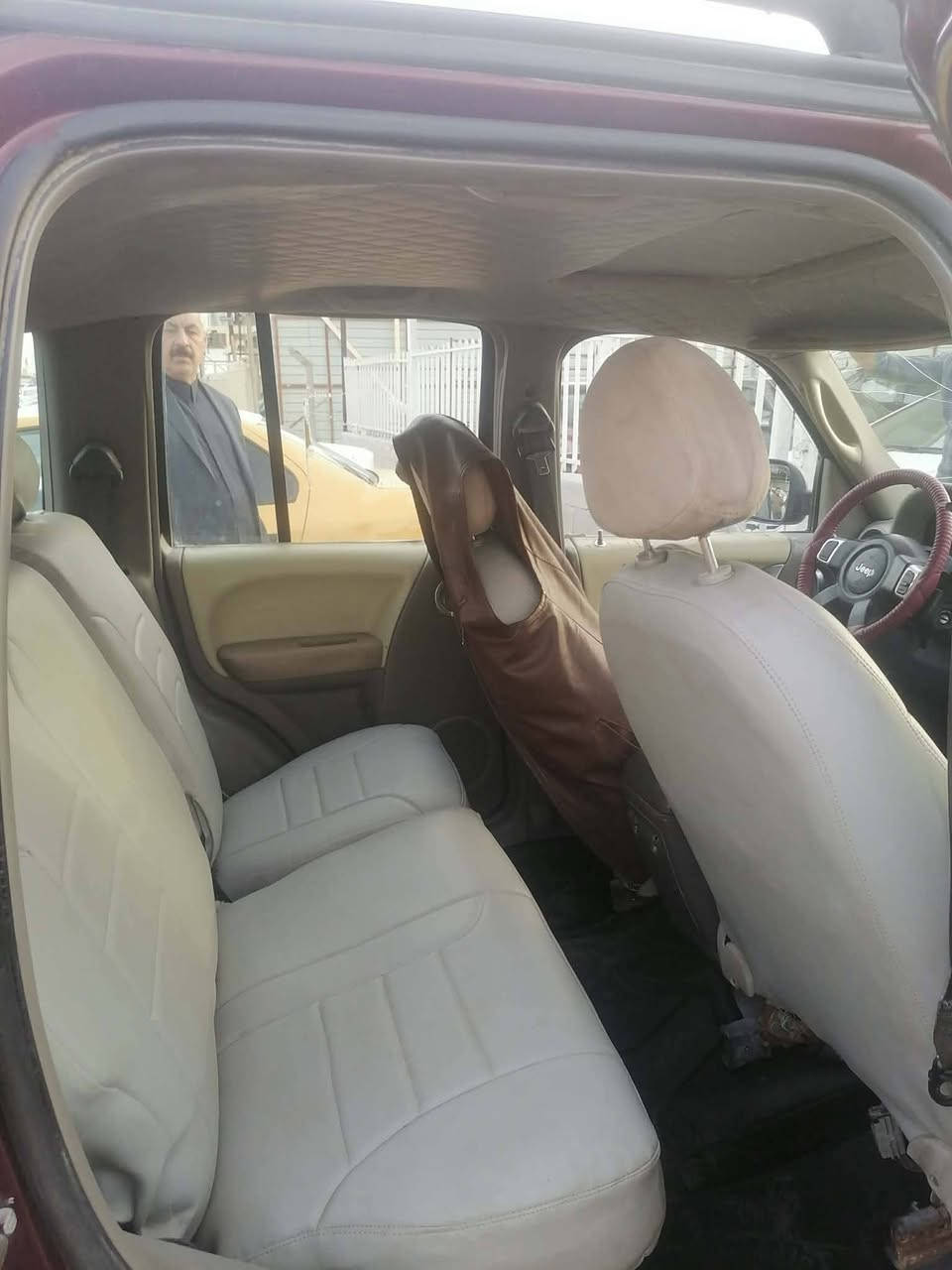 السلام عليكم
 جيب موديل 2002 مكينه وكير بلاد جدد حداديه جديده رقم بغداد السعر 58 وبيها مجال عنوان ديوانيه ***********
