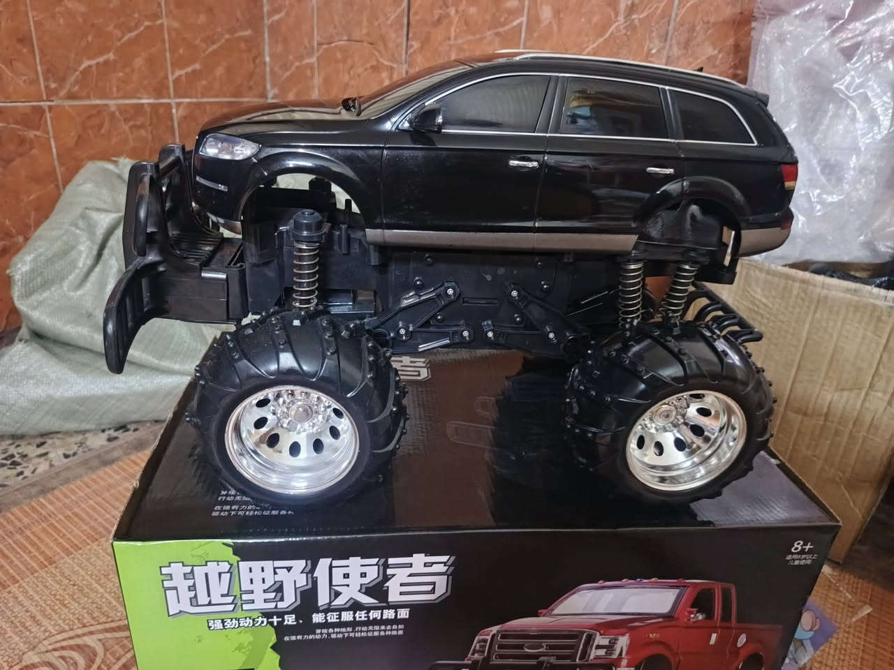 سيارة بهذا الترتيب 
دبلات اوفرود باتريت ليثيوم وياها ريمونت تحكم 
وشاحنه للباتريات 
كلش راقية مزاد اعلى سعر ابيع 
قطعة كلش حلوة 
***********
