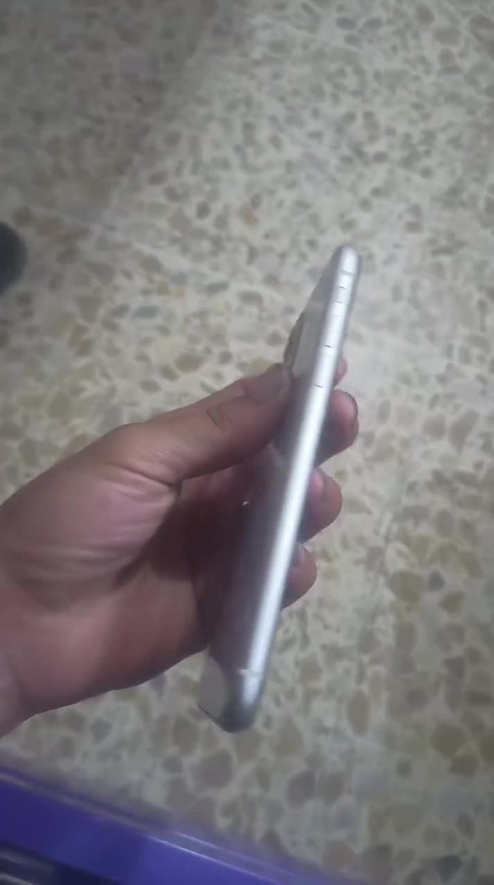 ايفون ١١عادي بطاريه١٠٠ذاكره٦٤بس شاشته ضريت فقط شاشه عطلانه ب40الف يبدلونه ابيعه او مراوس شعندم نزل رقمي متواجت وتساب *********** مكاني نجف
