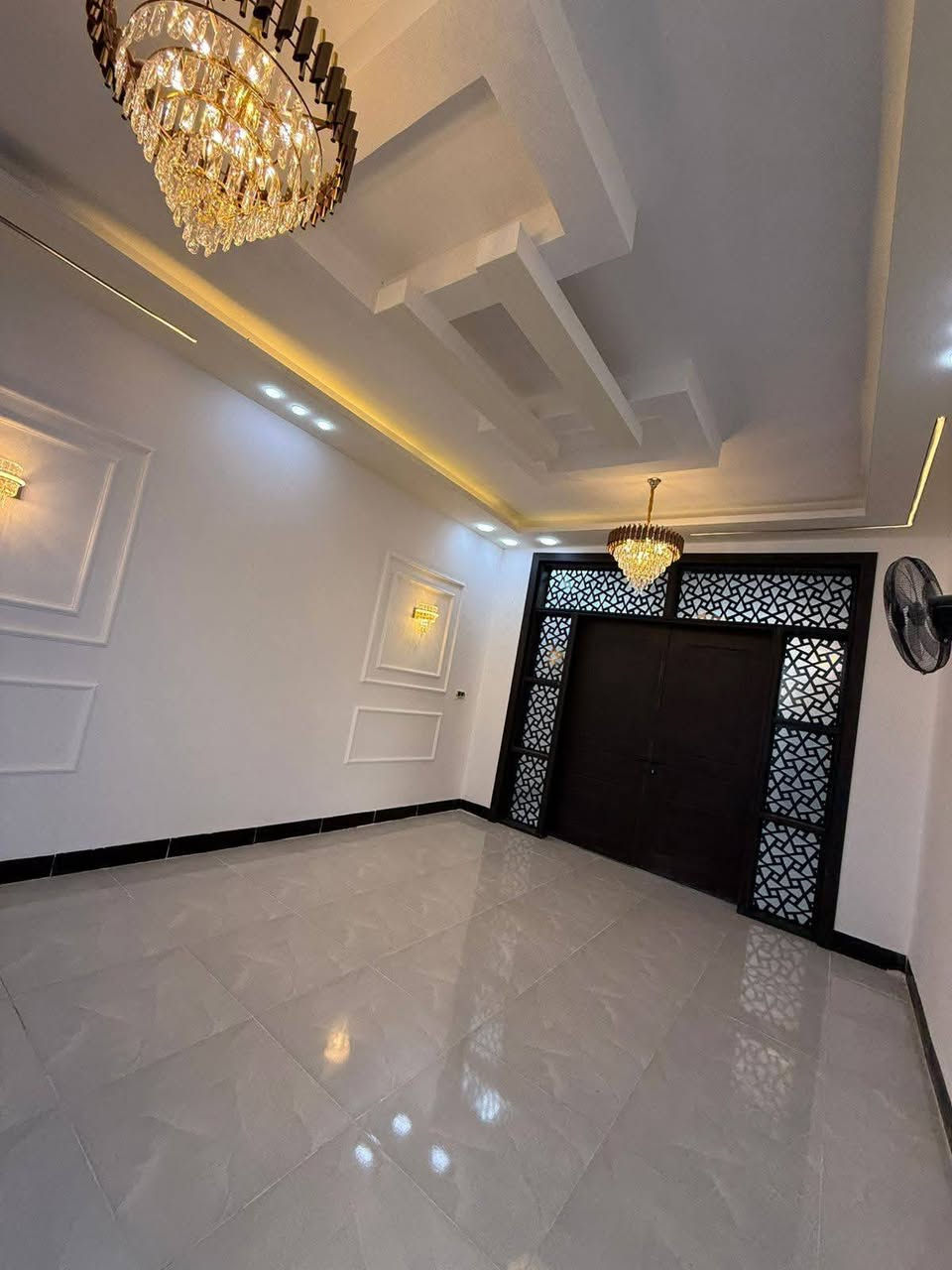 دار للبيع 150م🏡 (مكتب الخليج للعقار عمود327)
*********** وتساب

موقع /نجف 🏡شارع المطار #عمود_327
#مقابل قرية الغدير 
السعر 85 مليون وبيه مجال 

البناء درجة اولى كامل مفتاح 🔑🏡 

غرفتين /صاله/مطبخ / ستقبال/ صحيات/

بناء فول/ اساس + سقف كونكريت + طابوك

ألخدمات 🏡 #يبعد عن الشارع العام 400م

ماء/كهرباء/مدارس/سوق/تبليط/لحد الباب
