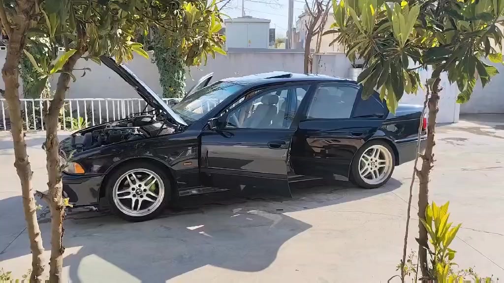 بیئێم سەقەڕ  فول مواسەفات  مۆدێل ٩٨قەبات ڕەشی قەتران لۆک ماڵی دۆست ھەموگیانی لەسەردەقی شەریکەیە  تایەو ویلی لۆک بێ دەعم لێدراو ناوزەرد مەرغوب مەکینەی ٢٨تاک دیجیتاڵ سەیارەکە بیلادە ھیچی دەستکاری نەکراوە مەنەفێست عەسڵی سوکان بیلاد ئەڵمانی تەبرید ساردو گەرم  کارەبای و مەکینەو گێڕ بەشەرت کوشن جڵدوھیتەر گێڕسپۆرتو عادیو تۆماتیک  موشتەری نیت سەرمان مەئێشێنە لەگەڵ ڕێزم ژمارە موبایل ***********
