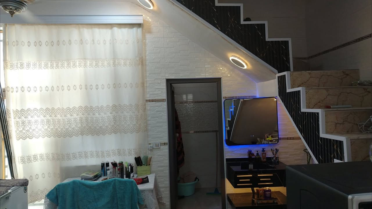 السلام عليكم بيت للبيع المساحه ١٠٠متر مربع شارع 80 خلف بانزين خانه اظواء بابل طابو زراعي سند ٢٥ غرفه وحده ***********
