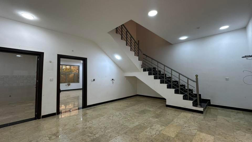 مجمع الزيتون ( تك ايستا )
موقع مميز ( الواجهه حديقة عامة و قريب جدا من الشارع الرئيسي )
واجهة البيت شرقية المرغوبة
المساحة ٢٥٠ متر
ثلاثة غرف نوم و مطبخ و صالة خطار و غرفة معيشة و ٤ حمامات 
علما التحويل مباشر في مركز مبيعات الشركة
البيع كاش فقط
لمزيد من التفاصيل و السعر التواصل مع صاحب العقار على ارقام الواتساب حصراً 

***********
***********
