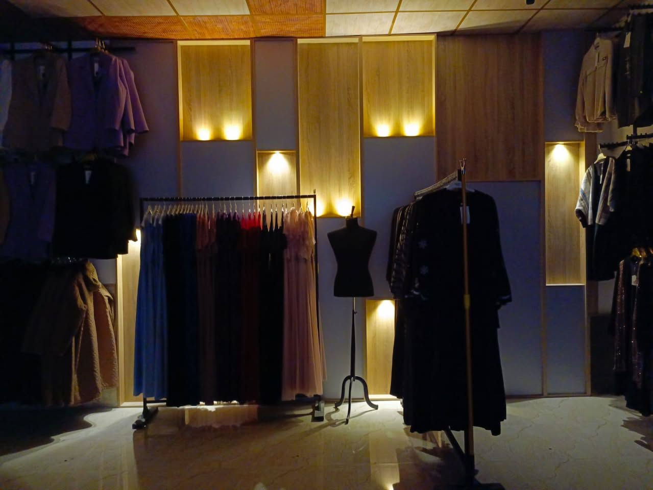 للبيع قاطع يتكون من 6قطع وباب 
واناره كامل 
كما موضح بالصورة 
الاستفسار الاتصال على الرقم 
***********واتساب.
