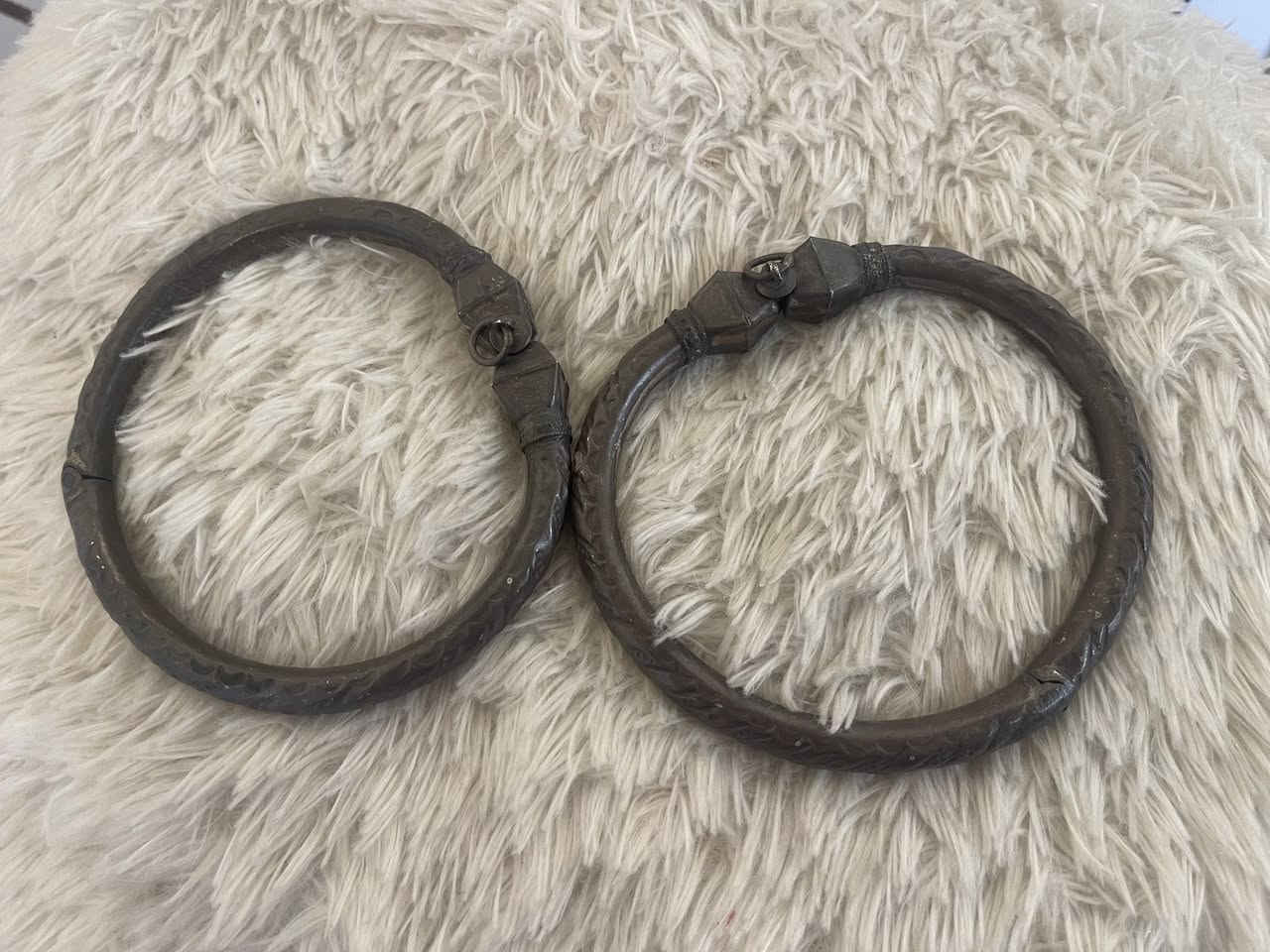 نوادر زوج حجول فضه عالي شغل يهود الموصل
وزن 80 غرام اي استفسار على خاص


**إذا كنت صاحب هذا الإعلان وتريد حذفه لأي سبب، رجاءا أرسل رسالة إلى الدعم الفني**