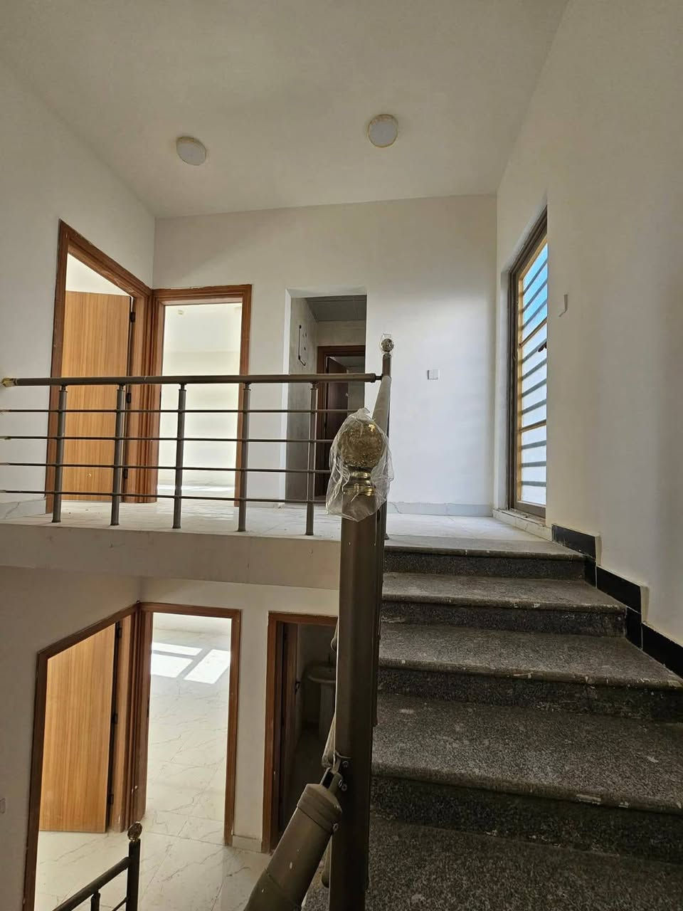 للأيجار للأيجار للأيجار المستمر          دارين بمساحة 250 طبگ
في مجمع الاميرات2
▪️جاهزات للسكن ( مربع رابع )
على شارع 60 مقابل مجمع الكرار 

▪️المساحة 250m  ( طابقين ) 

▪️ موقع حلو ( اتجاه شارع كربلاء عكس الشمس ) 

▪️ سعر الأيجار الشهري 500 الف للدار الواحد و بيه مجال قليل
ويدفع كل شهرين معا

▪️ كل دار يحتوي على 3 غرف نوم مع 4 حمامات ومطبخ حار بارد مع استقبال 

للاستفسار الاتصال على الرقم التالي وفيه واتساب 

* ***********
.................
