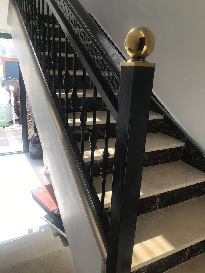 السلام عليكم حداده عامه لكافت أعمال الحداده سقايف محجرات كرفانات دراج خارجي داخلي غرف سندويج بنل محمد الحداد ***********
