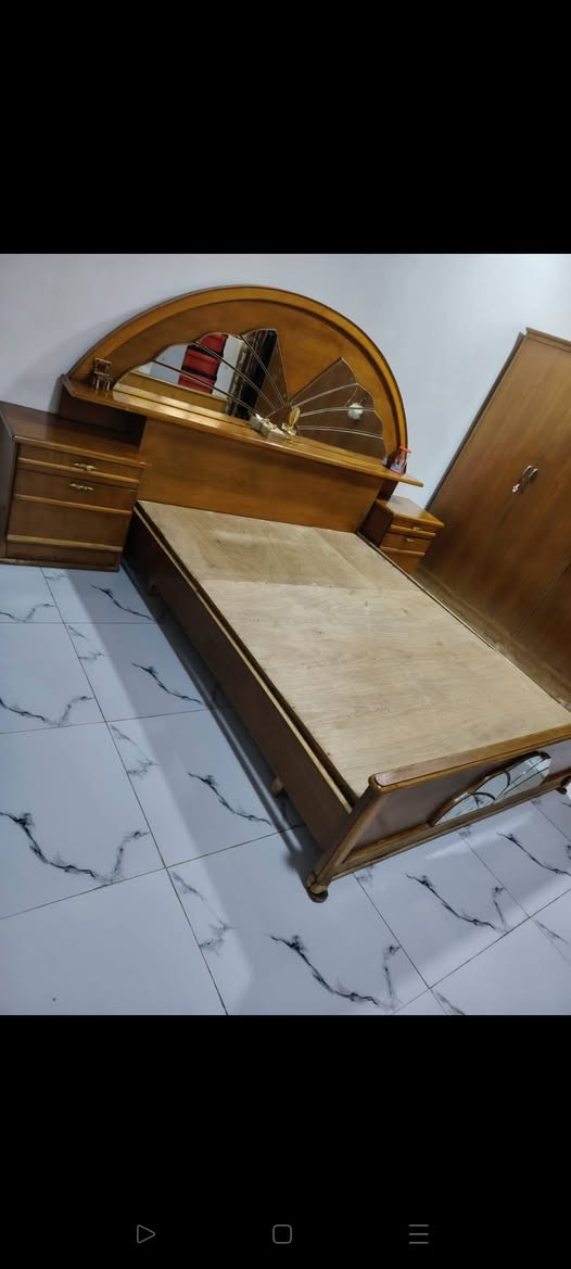 تخت للبيع بسعر 70 وبي مجال
***********
