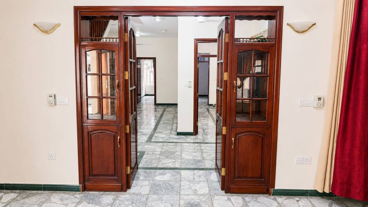بيت تجاري للايجار 

الموقع/حطين شارع السفارات 

المساحه/350م

المواصفات 
طابقين
5غرف نوم
5حمام
صاله
مطبخ
2هول
كراج يتسع سيارة 
حديقه
شارع عريض 
مخصص للشركات التجارية ومذاخر ألأدويه 

سعر الأيجار/2,500,000 دينار عراقي 

زيد عقاري/***********
