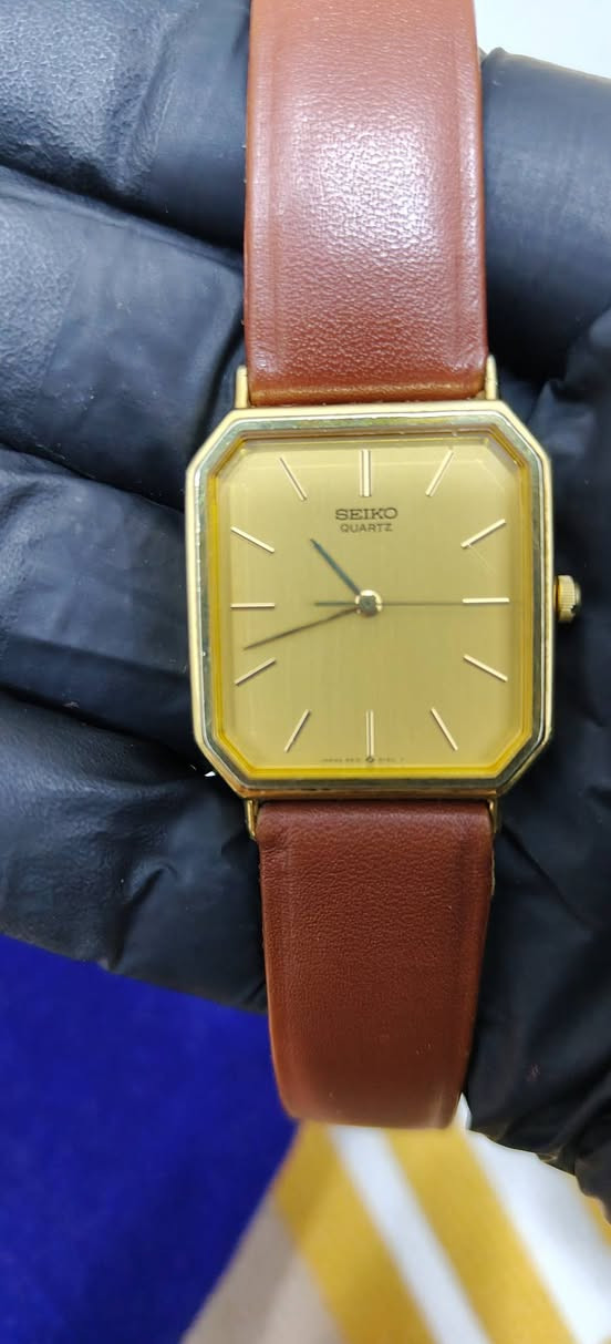 بسم الله الرحمان الرحيم
الى عشاق التميز والفنتج
ساعتان فنتج وجمال
الاولى ساعة جفري براند صناعة فرنسية انتاج نهاية الستينات من القرن الماضي نظام الكترونك طلاء ذهب والمينا طلاء فضة نظافة 98% سير جلد مضبوطة جدا بالوقت قطر 34 ملم شبه قشطة تصميم الاوميكا 11حجر .
والثانية سيكو تانك انتاج الثمانينات قشطة نظافة 98% قطر 28.7*36.6
تصميم اللونجين خمس احجار سير جلد
لتفاصيل اكثر او الحجز مراسلة الصفحة او الاتصال واتساب
***********
🌹الصدق والامانة شعرنا 🌹
