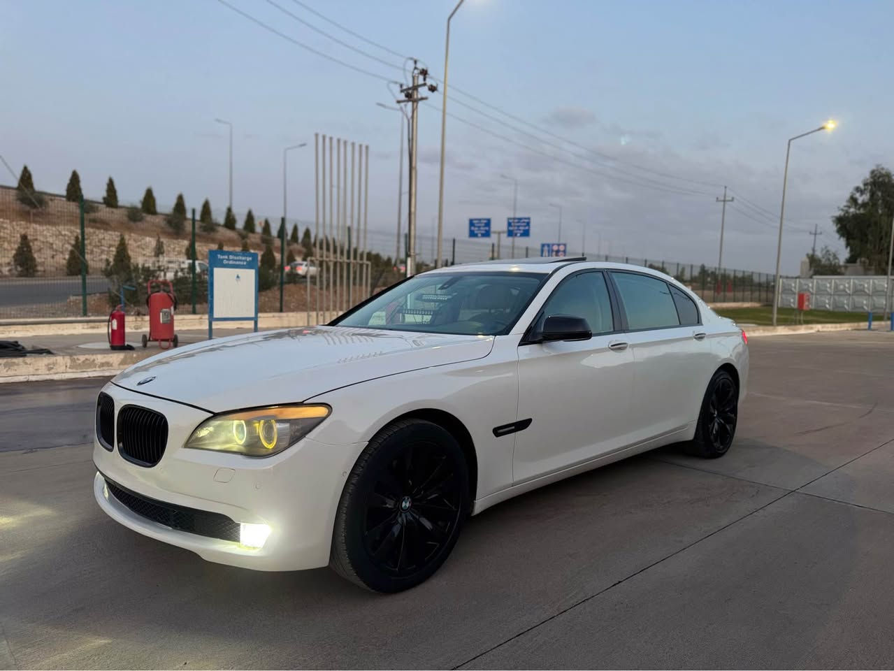 BMW 740Li
بێ رەقەم ادوات ادوات دبی بدون رقم 
مۆدیل ٢٠١١ فول فول مواسەفات ڤی ڤی ئایپی 
مەکینە ٦ پستن مەرغوب 
دەرکە لارج + ناو قەیسی+ گێر کوبرا + ٦ مۆد لێ خورین 
+دەرکە شەفت + سندوق شەفت + سلایت گەورە+ کوشن موساج خەزن کارەبای +کوشن سارد و گەرم + کەلە شاشە + شاشە گەورە ٣ شاشە + ٥ پەردە کارەبای +تەبرید مەرکەزی ٦ ڤانە + سیدی دیڤیدی تەلەفزیۆن بلوتوز ٣ ئۆکس ٢ یوئیس بی گی پی ئیس شاشە کۆمپیوتەر +ڤۆلیۆم تحدید سرعە سیستەم سیری ….هتد 
سەیارەکە مواسەفاتی لە ژمار نایە فول فول مواسەفاتە 
سەیارەکە بۆ هیچ شتێک مەپرسە سەیارەیەکی زۆر جوان و پاکە سەیارەکە دوبەیە بێ رەقەم کێشەی مەدەنی بەشەرت 
گێر و مەکینە و کارەبایەتی بەشەرت 
گۆرینەوەش دەکەم بە شتێک بە دڵم بێ 
*********** أربيل, العراق
