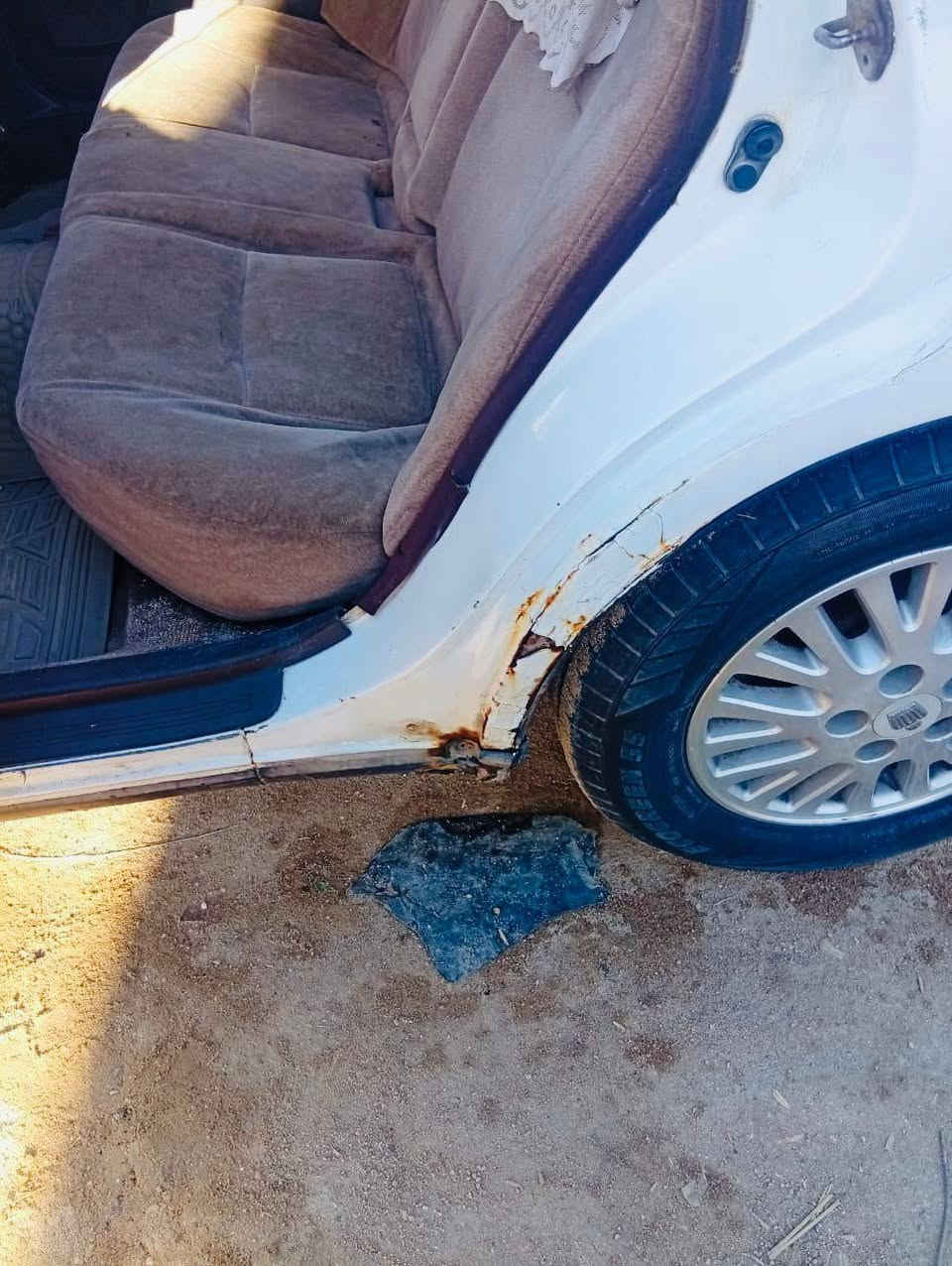 السلام عليكم مارك نفخ 
موديل ٩٤ مكفوله گص وضربة
علماً السيارة نقل جثة فقط 
سيارة نضافه فول 
تبريد حدادة گير مكينه مكفول
تخم تاير  باتري جديد 
ترايك وين ماتريد 
السيارة جاهزة من كلشي 
السيارة متعوب عليهه 
كهربائيات كلها شغاله غرفه نظيفه جديدة
مداور السعر ٤٣ وبيها مجال قليل 
التواصل :***********
