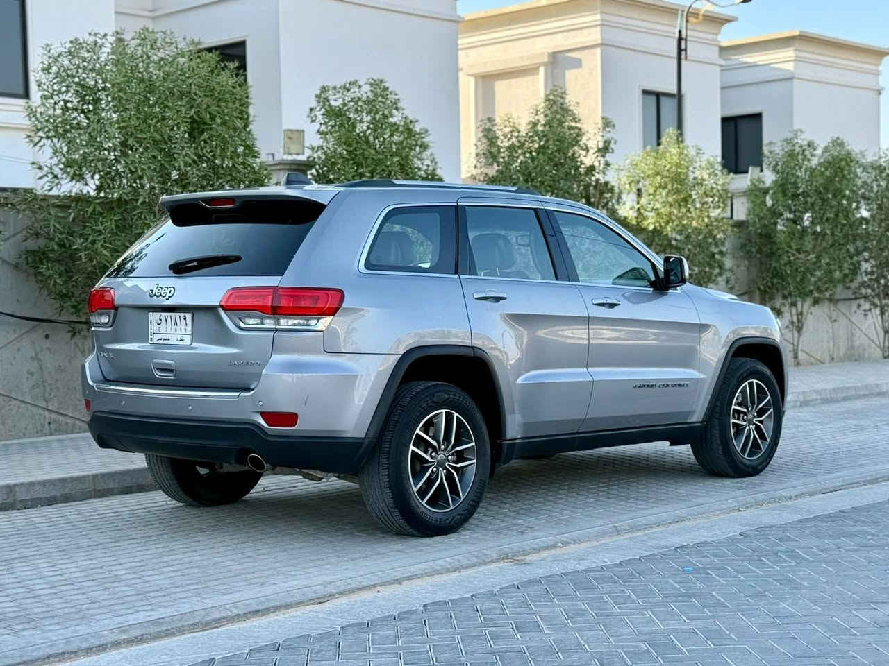 جيب شيروكي 2019 وارد امريكي السعر 175وبيها مجال لاستفسار ***********مواصفات كشنات جلد كهربائي تبريد خلفي بصمه جنطه كهربائيه حساسات شاشه كبيره كامره خلفيه محرك 3600 محرك وكير مكفولات على وضع الشركه فور ويل تخم تاير جديد تبريد ثلج السياره جديده ما بيها اي نقص حادثها من امريكا جدآ بصيط بنيد فقط بدون اي ضرر داخلي ايرباكات سليمه راديترات الشركه ما ملعوب بيها صبغ چاملغ امامي وشويه بقبق الجنطه والباقي كفاله عامه ضربه وصبغ وتبديل رقم بغداد مشروع وطني تحويل مباشر مكاني ((كربلاء المقدسه ))

