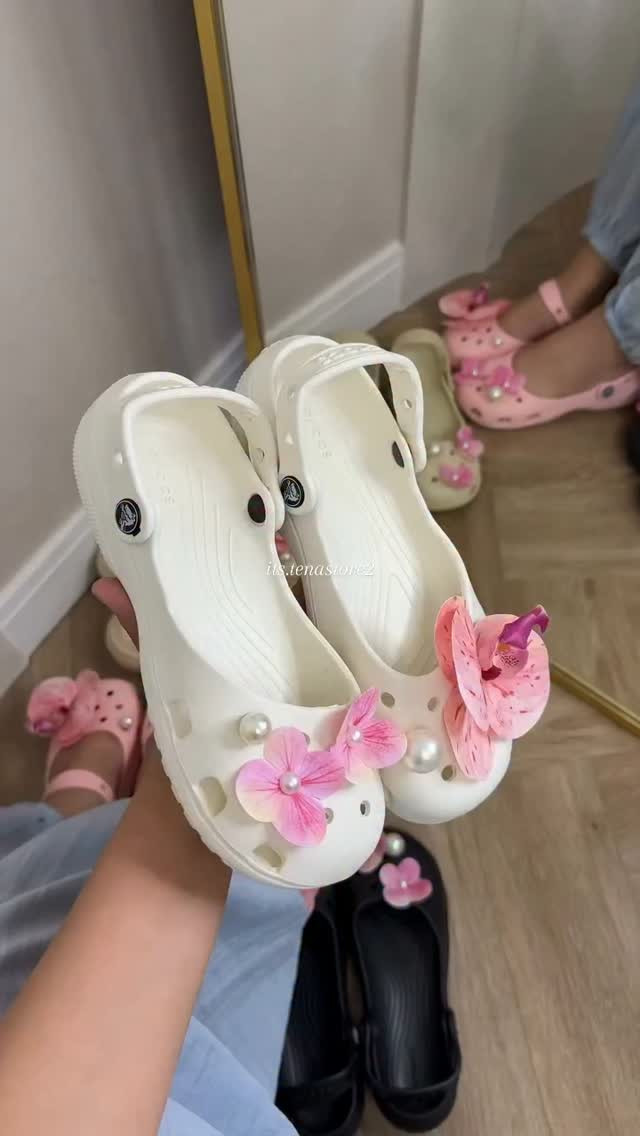 Floral Embellished Clogs 
السعر: 30 🪞✨🌸
جميع القياسات متوفره 
أناقة مريحة بلمسة أنثوية 🌸✨
تفاصيل الورود واللؤلؤ تخلي كل خطوة ناعمة ومميزة 💕


**إذا كنت صاحب هذا الإعلان وتريد حذفه لأي سبب، رجاءا أرسل رسالة إلى الدعم الفني**