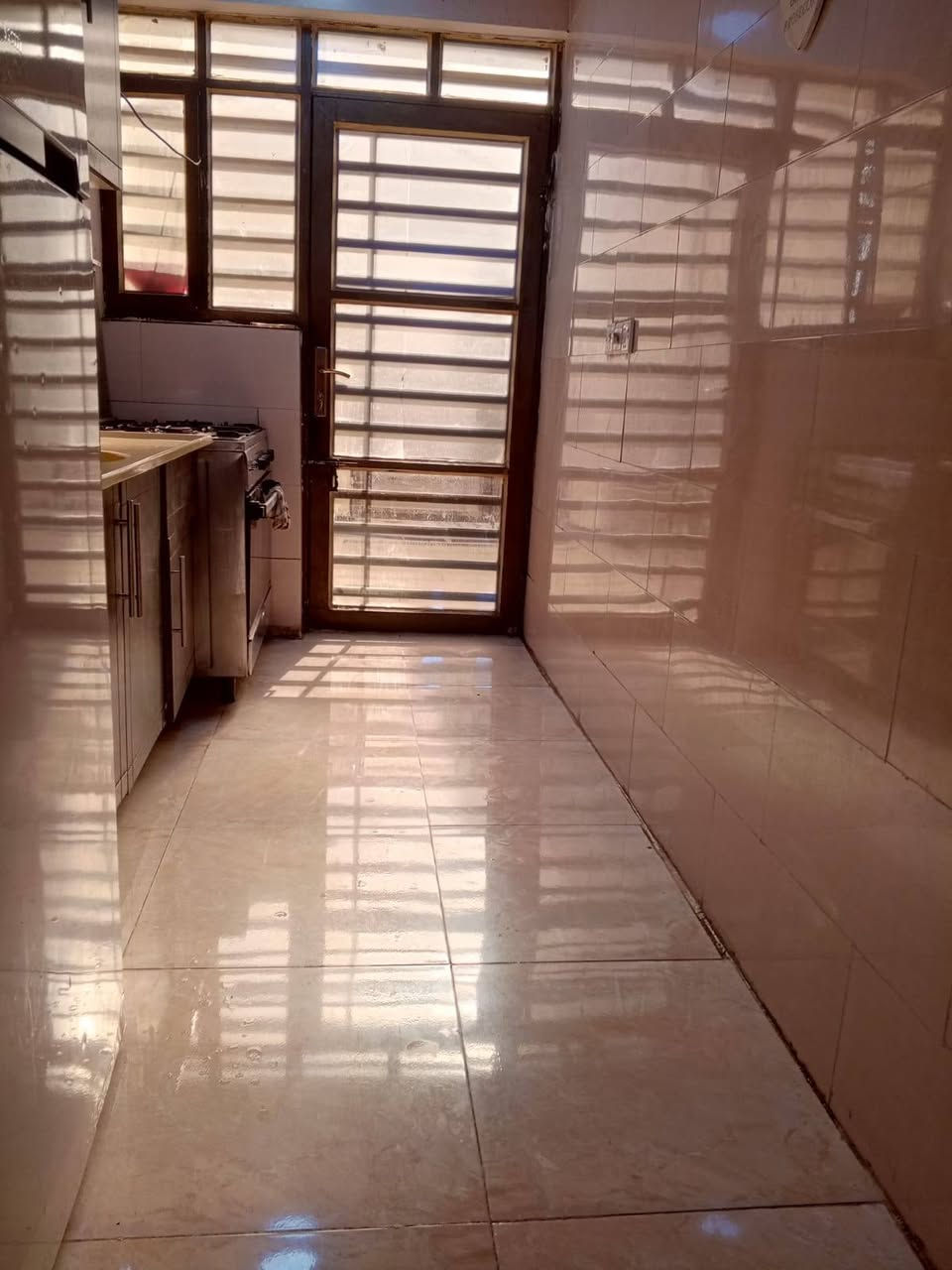 يعلن مكتب الباش الشمري للعقار والمحاماة عن توفر دار للبيع مساحة 84 واجهة 6 بناء حديث يحتوي على طرمه واستقبال ومطبخ وخدمات  وغرفة نوم طابق ثاني 2نوم وخدمات  العنوان بغداد الجديدة خلف شارع المسبح قرب مدرسة الخندق  للاستفسار مراسلة اوتصال ***********
***********
