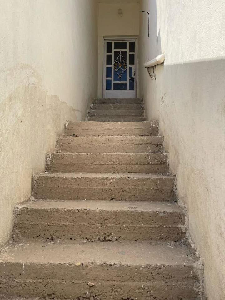 شقة للايجار ام الخيل الثالثة شارع ٢٠ خلف بيت البديري و قرب مدرسة الاشعاع
غرفتين و صاله و مطبخ و صحيات و سطح ، مدخل و درج معزول للشقة
الايجار ٣٥٠ الف شهرياً و اجور الكهرباء و الماء على المستأجر 
للتواصل واتساب ***********
