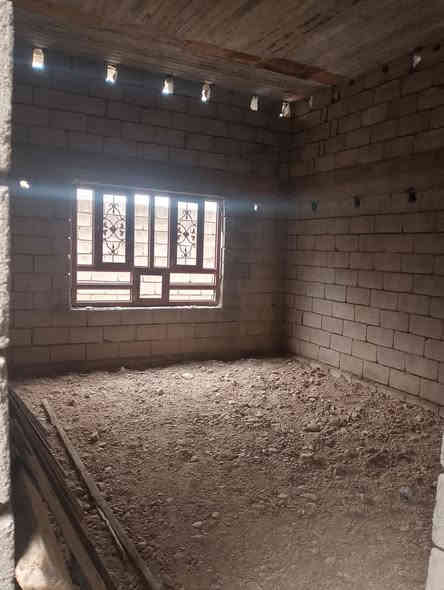 سلام عليكم ورحمة الله يوجد بيت للبيع زراعي في حي الحشد شارع ام البنين مساحة ( ٢٧٥  متر)( الوجه ١١ والنزال ٢٥) يتكون البيت من( استقبال +مطبخ + غرفتين نوم + صاله) السعر ( ٦٣) وبيه مجال للاستفسار أكثر خاص او الاتصال على الرقم الموجود ( ***********) مكتب دلالية حسين التميمي بلدروز حي الحشد مقابل التوزيع الجديد نستقبل كافه العروض الأراضي والدور السكنية
