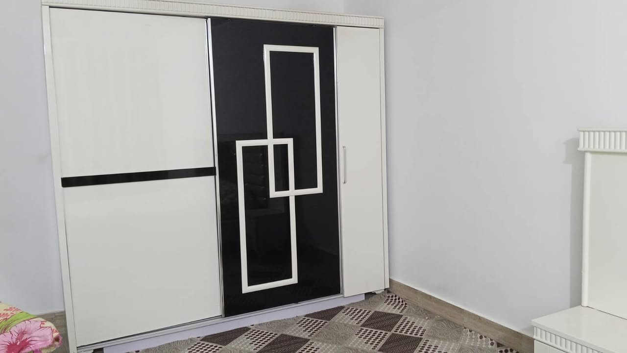 غرفة تركية للبيع 
الغرفة مكونة من 8 قطع 
غرفة ثقيلة بلون أبيض مطعم بالأسود 
الغرفة نظيفة خالية من العيوب مثل ماتشوفون بالصور 

مكاننا كربلاء حي الوفاء قرب اسواق المعالي 
السعر 350 الف 
***********
