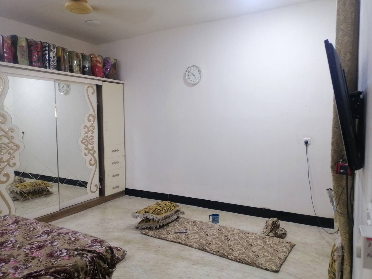 بيت للبيع في الفلوجه في السد خلف مجمع الرحاب قرب شارع المضيف بناء حديث بلوك طابو زراعي المساحه ٢٠٠متر شارع 10 يحتوي على ٢غرف نوم وصاله ومطبخ و ستقبال وحمامات وصحيات خارجيه السعر ٥٣ مليون وبي مجال بسيط للاستفسار مراجعة مكتب القمه للعقار او الاتصال على الأرقام التاليه *********** ***********

