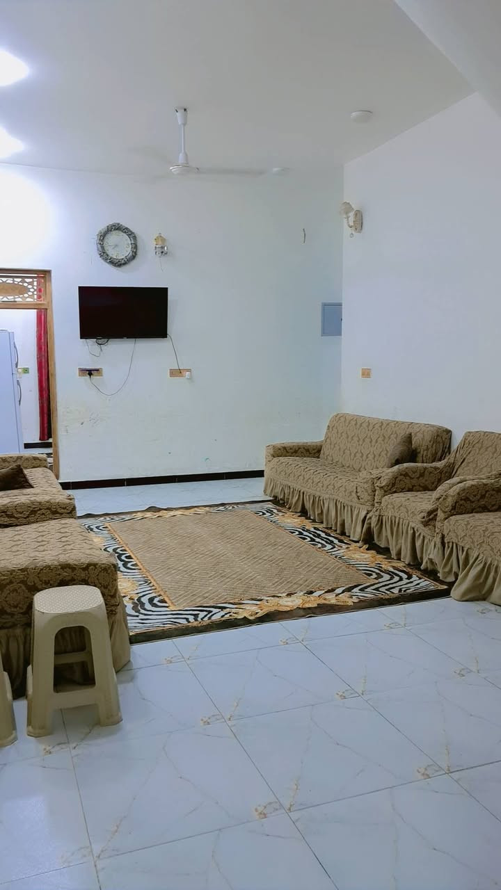 بيت طابو زراعي سند 25 بناء حديث كونكريت المساحة الكلية 600 م
عدد الغرف 2 مساحة الغرفة 5في 4 
استقبال 8 في 4 
صالة 7في 4
مطبخ 5في 4
صحيات 
بيتونه 7في 4
يقع خلف عمارات الزيتون قرب مجزرة المواشي الجديد على الشارع تبليط مع كافة الخدمات للاستفسار الاتصال على الرقم ***********
