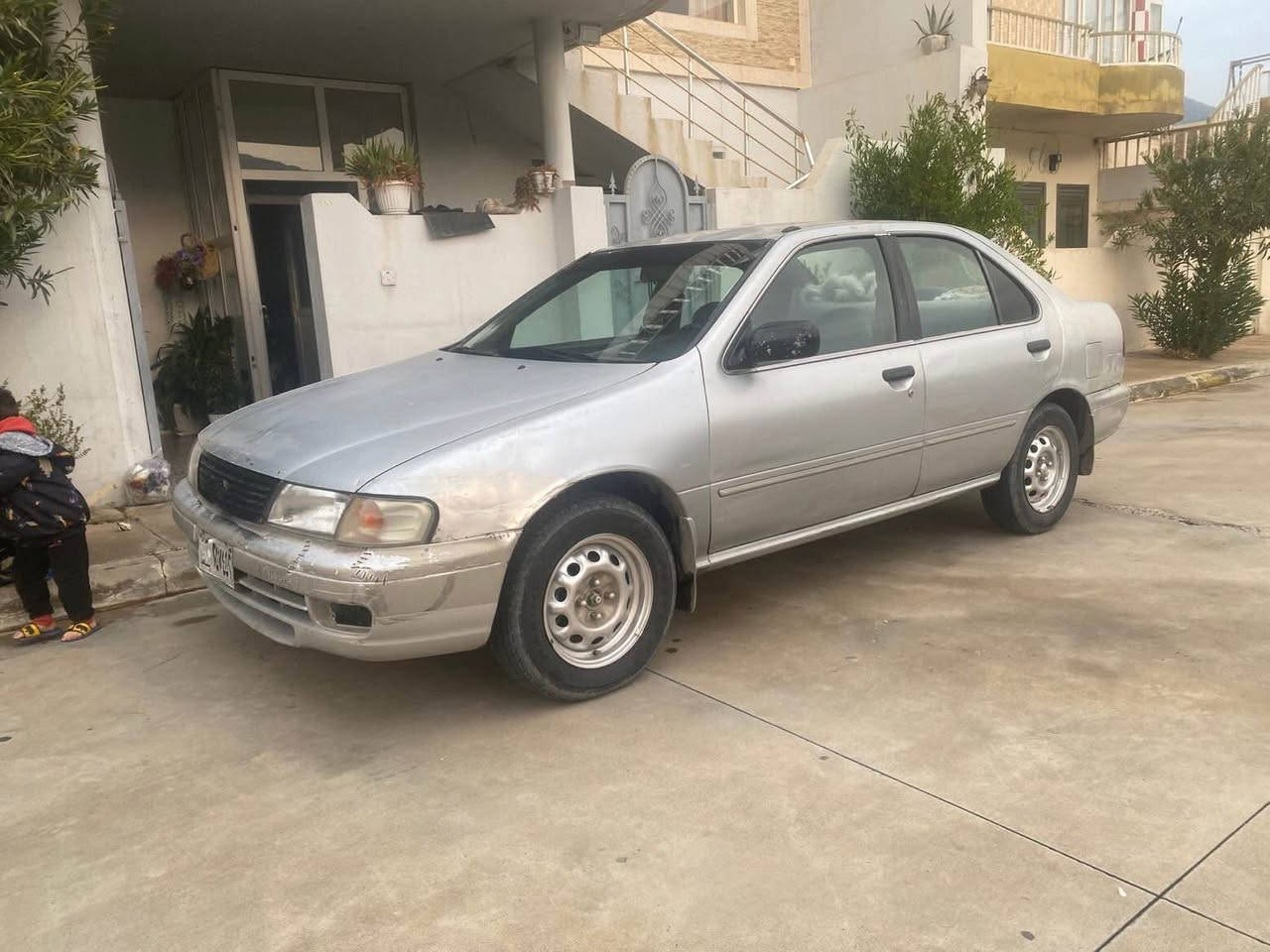 نيسان سه نى مؤديل ٩٨
ئارم پلاستيك سليمانى 
چوارجام كاره باى
ئاوينه كاره باى 
ته بريد ساردو گه رم زؤر مه زبووته ماشاءالله 
زؤر به هه لمه ته به نزين هه رناخوات 
ماشاءالله ناوه كه ى به ره ده رگا  لؤكه 
لايته كانى زينؤنى بؤبه سراوه هه مووگيانى ئيشه كات مووكه به ره و ته رجيلى  تازه يه / دوو سويچ كؤنترؤل
پاترى تازه يه 
ئه نتيفريزى تيايه 
سپيرو  جه گى تيايه 
چوار تايه ى تازه م بؤ به ستووه 
گيرو مه كينه ى به شه رت

 سعر  35$ معامه له 
شوين دوكان 
***********
*********** دخان, السليمانية
