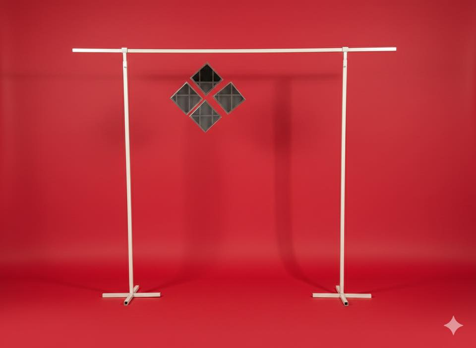 سعر الخلفية :300 الف شرط خشب ثقيل وقوي
يجي مع كل خلفية كوشة ستاند ستائر حديد قوي 
ويجي وياهه بكج طاولة كامل يتضمن 
١- دف عدد ٤ 
٢- شمعدان شموع عدد ٣ 
٣- مقدم كيك مزخرف + سكين ومعالق مزخرف + كلاص مزخرف 
٤- ملكانه لتعليق الذهب 
٥- قند مزدوج 
— يعني مشروع كامل مكمل يحتاج فقط شازلون و طاولة وتتوكل على الله واذا تريد تحول الكوشة خاصة بالحنات تجيب ستائر حمر — السعر ثابت — قفل قفل — اسعارنا ارخص شي بالكروبات والصفحات غيرنه يبيع خلفية الكوشة ب ٨٠٠ 
واتس اب او اتصال ***********
