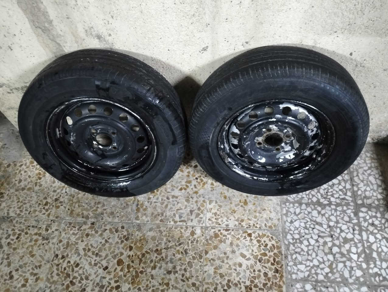 تايرات وياله للبيع حجم 14 لا عواج ولا كسر تايات ع نص و غلاف كشنات جوكر للبيع جديد مكاني موصل حي بكر استفسار على رقم ***********
